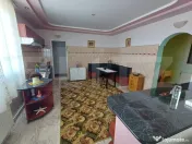 Casă cu 8 camere, 400 mp, 15 ari teren, Salcea 