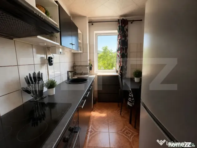 Apartament 2 camere, semidecomandat, cu balcon, etaj 3/4 - Hunedoara (Hunedoara)