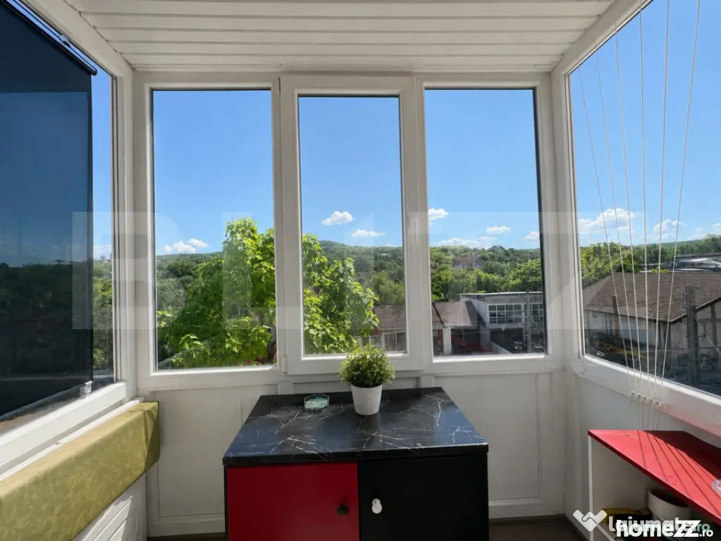 Apartament 2 camere, semidecomandat, cu balcon, etaj 3/4 - Hunedoara (Hunedoara)