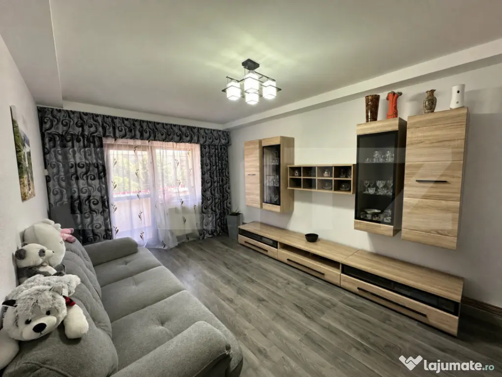 Apartament spațios 4 camere, de vânzare, 71.40 mp – Micr
