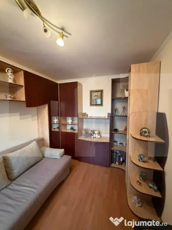 Apartament cu 3 camere, geam la baie, Vlaicu
