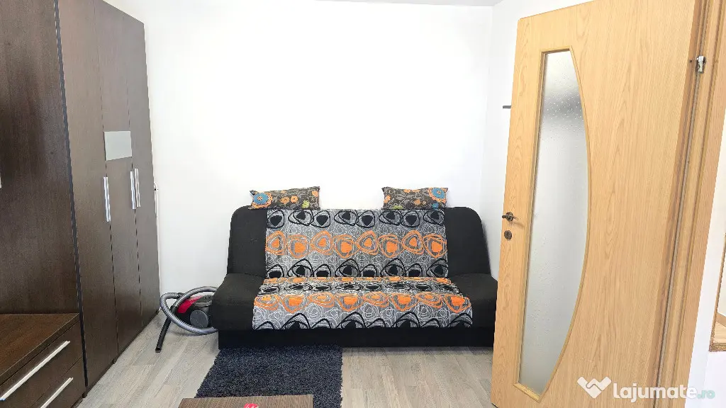 Inchiriez garsoniera decomandata in Deva, strada Zamfirescu, etaj 2,