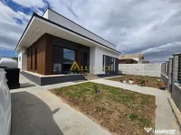 Casa parter- 4 camere- beci- 800m de autobuz,scoala, gradini 