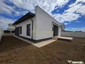 Casa parter- 4 camere- beci- 800m de autobuz,scoala, gradini