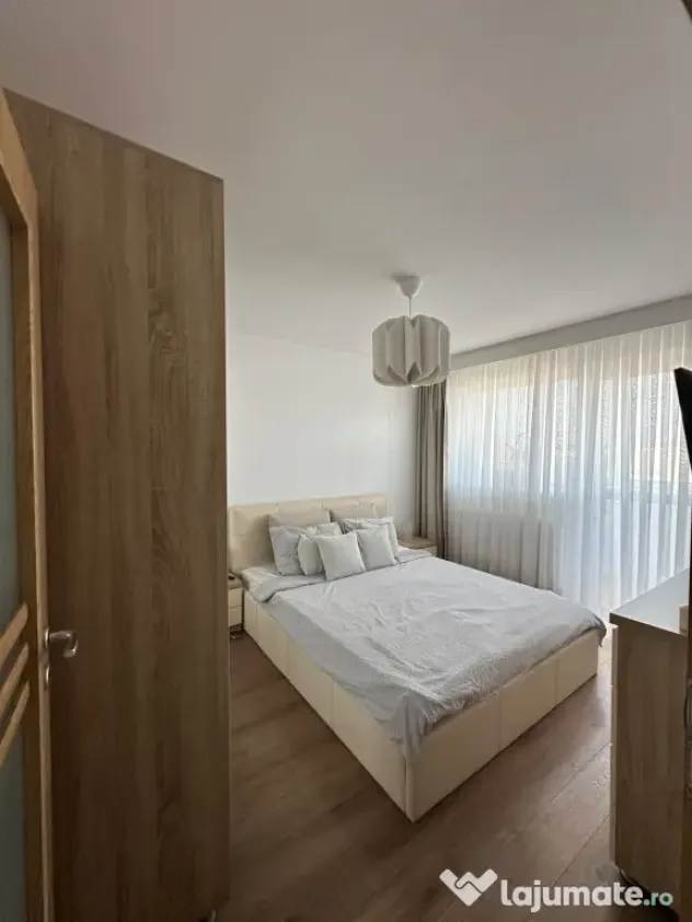 Apartament 3 camere, ultim etaj, vedere spre deal – complet mobilat, Bd. Dacia