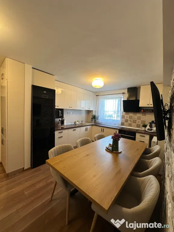 Apartament 3 camere, ultim etaj, vedere spre deal – complet mobilat, Bd. Dacia