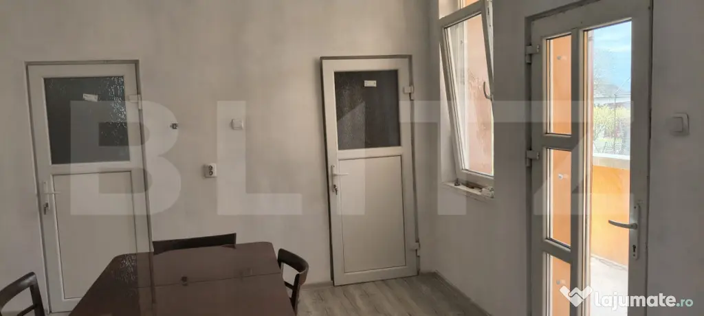 Spatiu cu 3 camere de inchiriat,teren 1325 mp,Unirea
