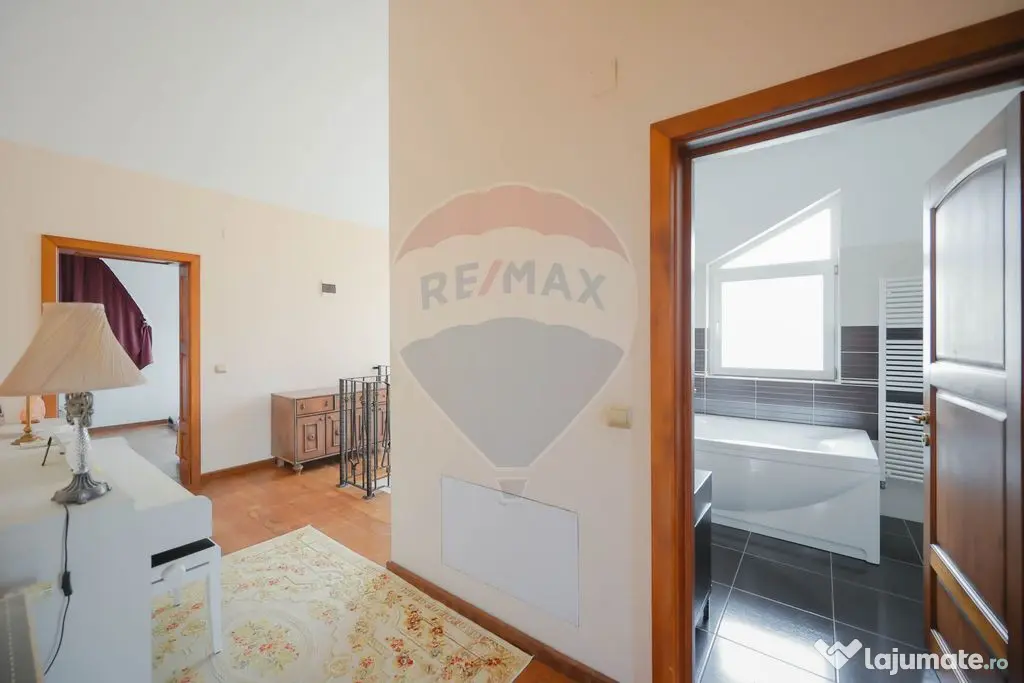 Casă cu 5 camere de vânzare, în Sânmartin - lângă P...