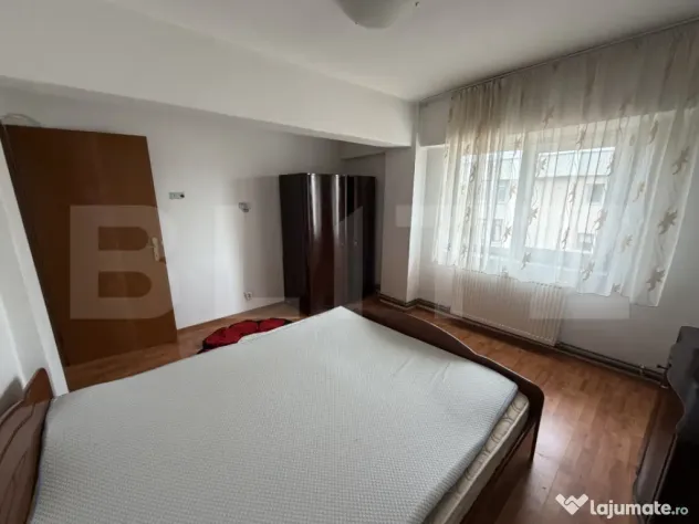 Apartament cu 3 camere, decomandat, 72 mp, zona Victoriei
