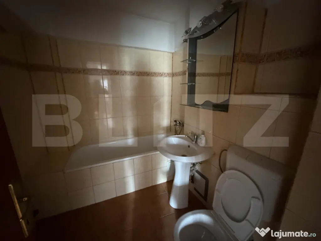 Apartament cu 3 camere, decomandat, 72 mp, zona Victoriei