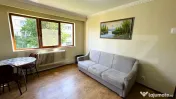 Vand apartament cu doua camere, la etajul 1, in zona Lama