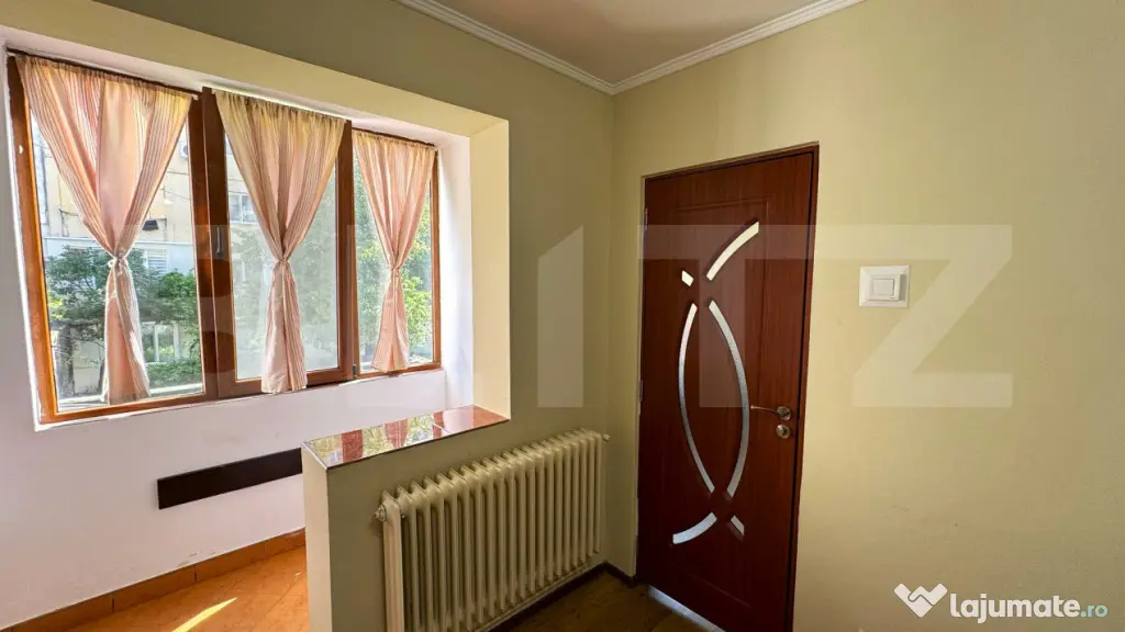 Vand apartament cu doua camere, la etajul 1, in zona Lama