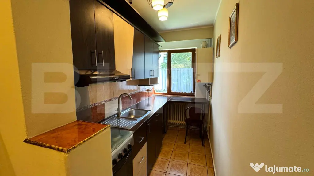 Vand apartament cu doua camere, la etajul 1, in zona Lama