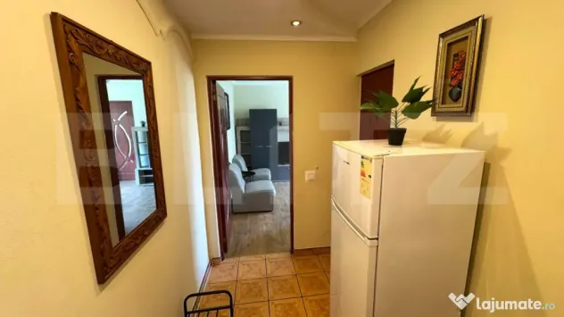 Vand apartament cu doua camere, la etajul 1, in zona Lama