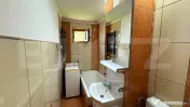 Vand apartament cu doua camere, la etajul 1, in zona Lama