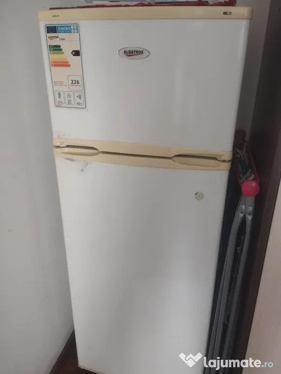 Vând frigider marca Albatros