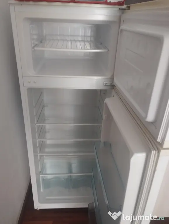 Vând frigider marca Albatros
