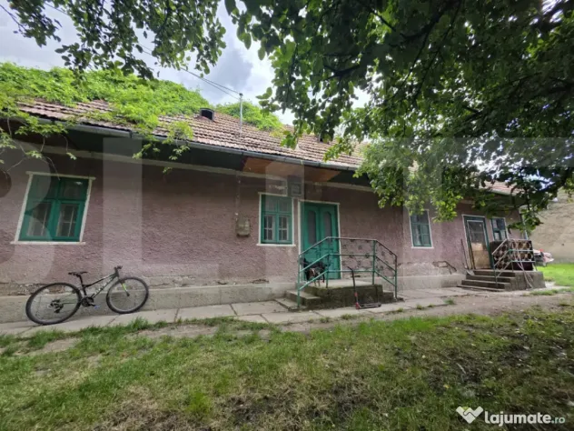 Casa de lemn, 85 mp, in centrul satului Chichis