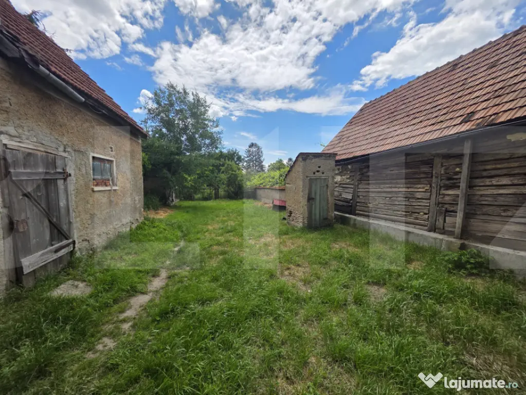 Casa de lemn, 85 mp, in centrul satului Chichis