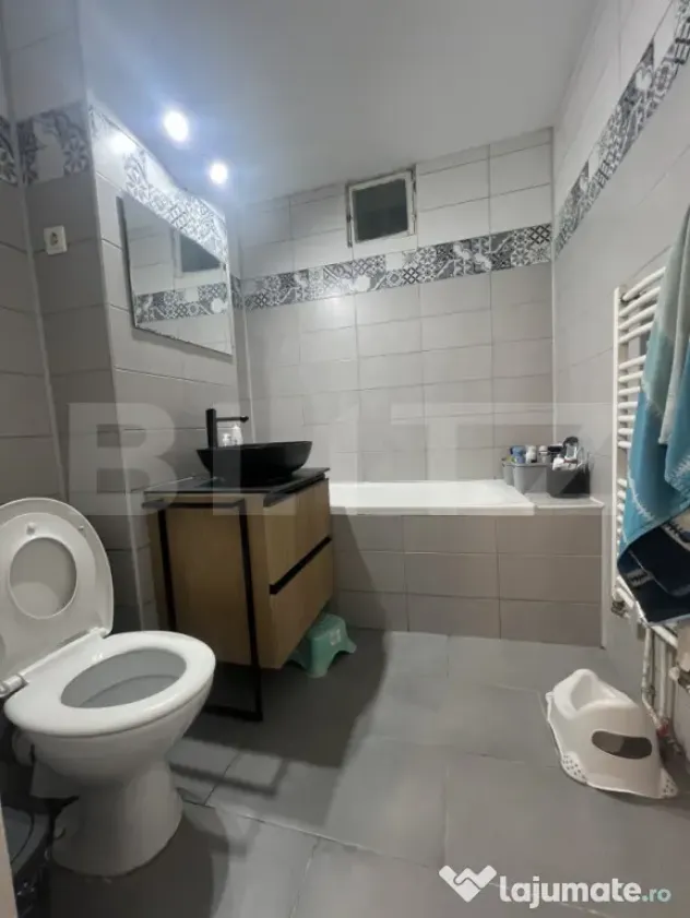 Apartament Spațios cu 3 Camere în Cartierul Unirii
