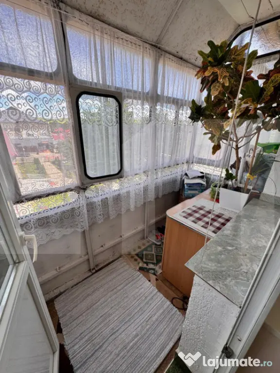Apartament 2 camere - Etaj 3/3, Pod - Zonă centrală, Tru?