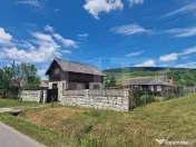 Casă cu 2 clădiri, foișor generos și teren de 3300 mp -