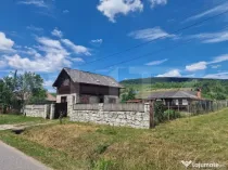 Casă cu 2 clădiri, foișor generos și teren de 3300 mp -