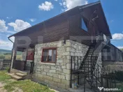 Casă cu 2 clădiri, foișor generos și teren de 3300 mp -