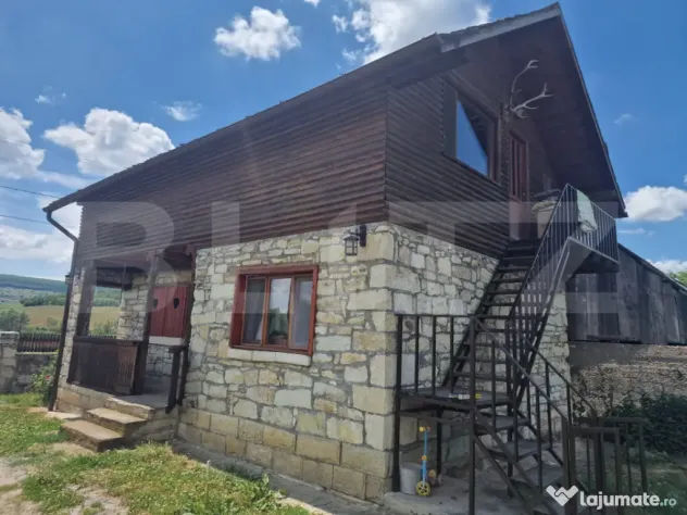 Casă cu 2 clădiri, foișor generos și teren de 3300 mp -
