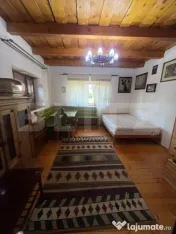 Casă cu 2 clădiri, foișor generos și teren de 3300 mp -
