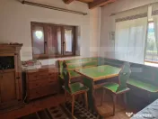Casă cu 2 clădiri, foișor generos și teren de 3300 mp -