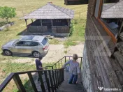 Proprietate deosebită: Casă cu 2 clădiri, foișor generos