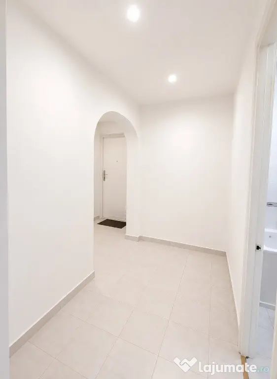 Racadau - Garsoniera spatioasa in bloc de apartamente!
