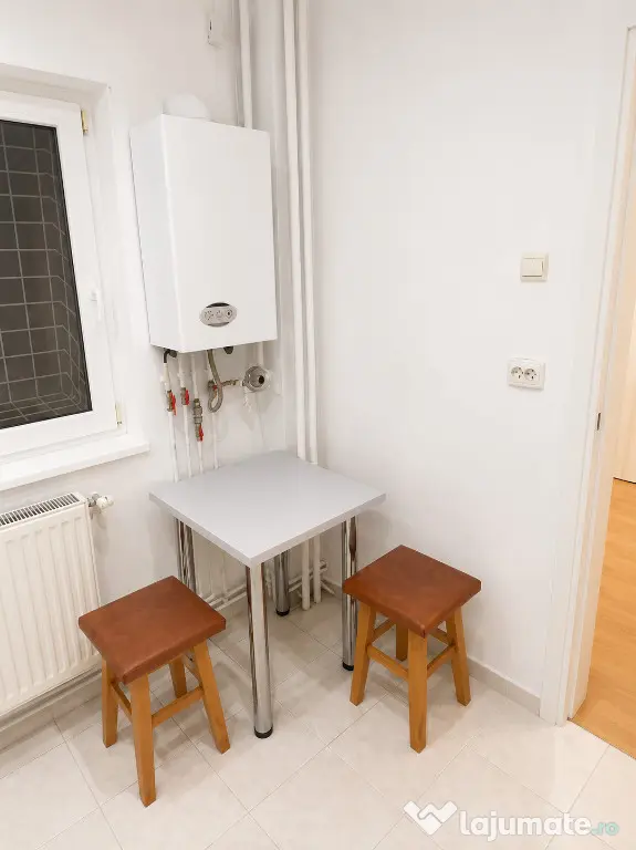 Racadau - Garsoniera spatioasa in bloc de apartamente!