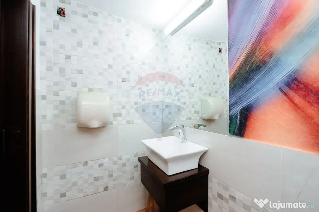 Spațiu comercial de 120mp central cu terasă 300mp de î...