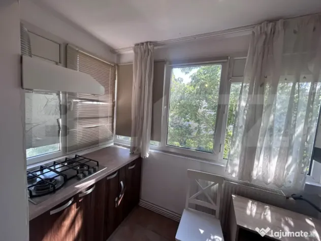 Apartament cu 3 camere, decomandat, centrala si AC, zona Hel