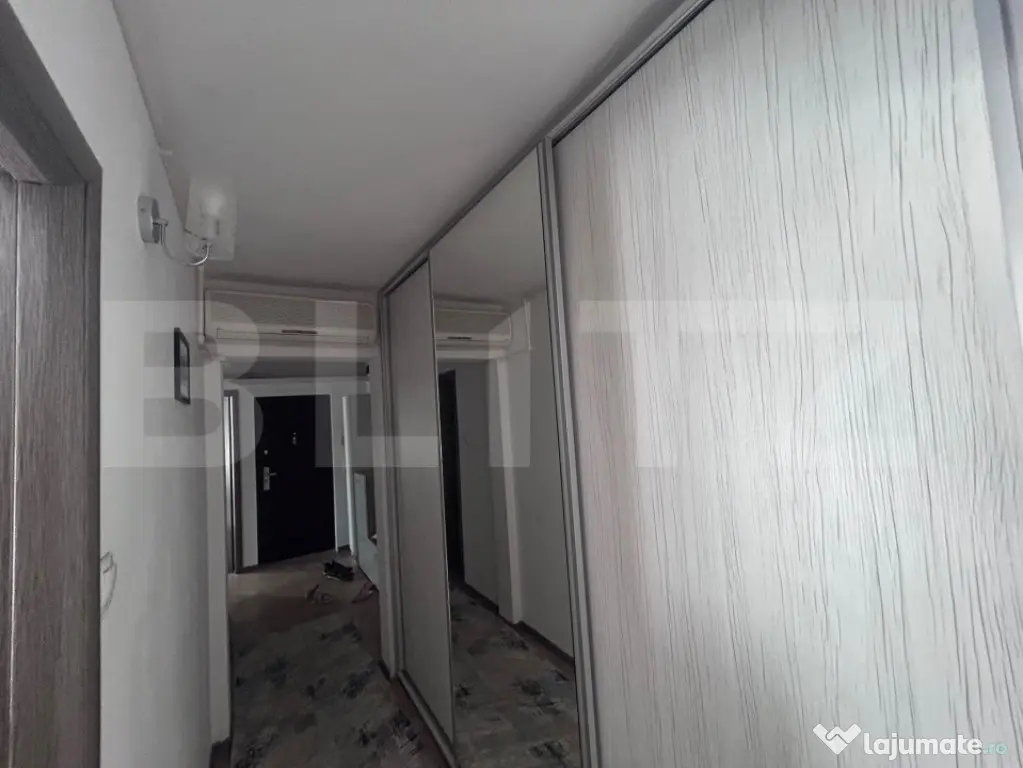 Apartament cu 3 camere, decomandat, centrala si AC, zona Hel