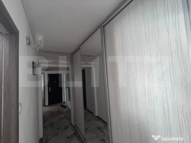 Apartament cu 3 camere, decomandat, centrala si AC, zona Hel