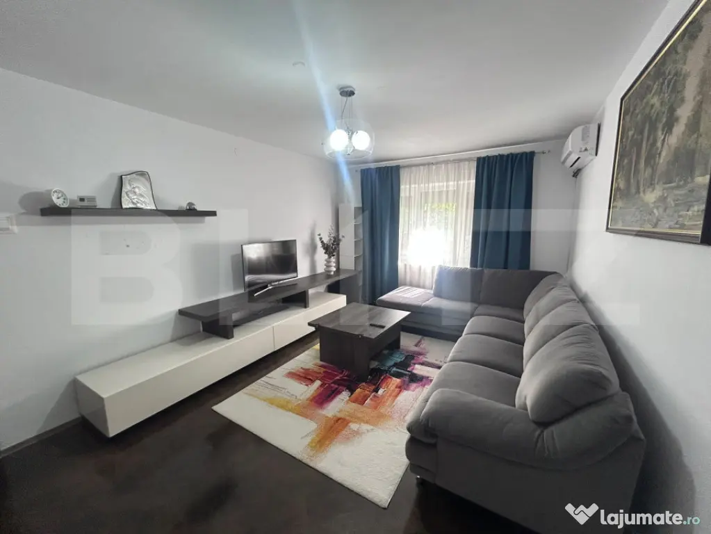 Apartament cu 3 camere, decomandat, centrala si AC, zona Hel