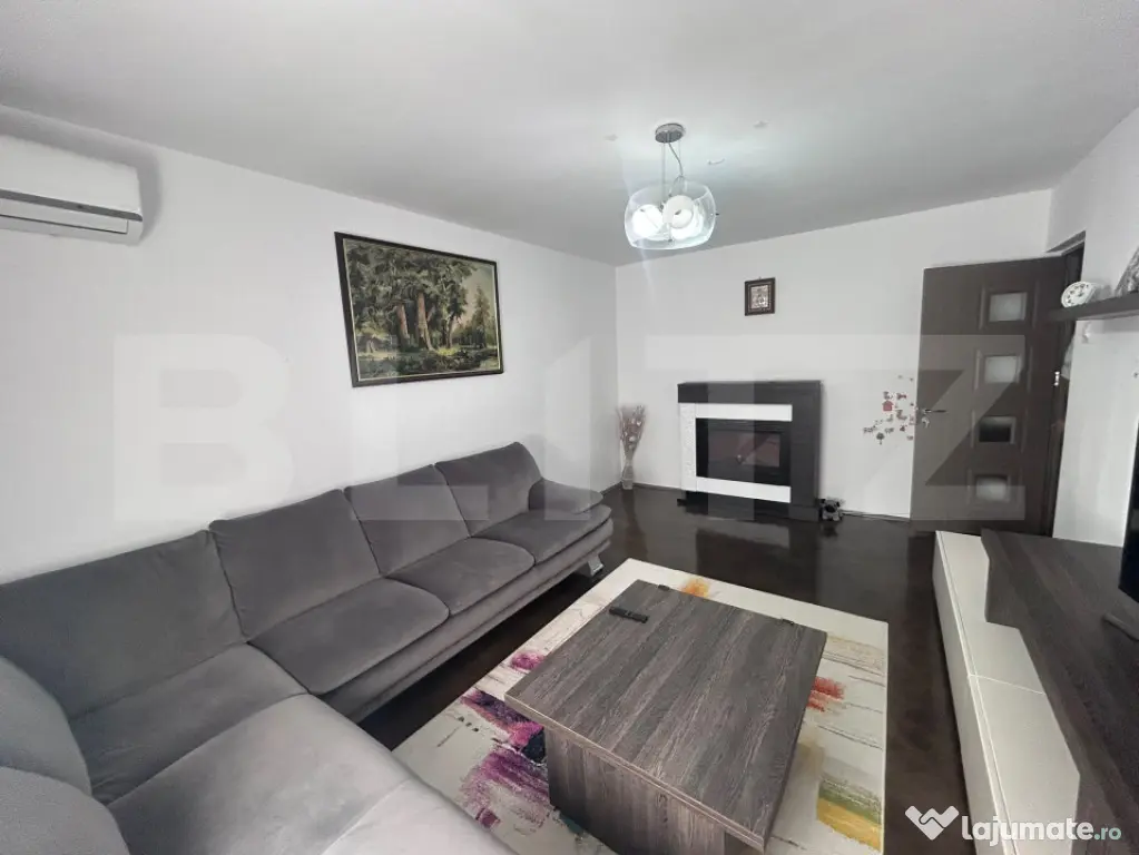 Apartament cu 3 camere, decomandat, centrala si AC, zona Hel
