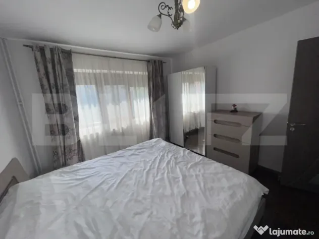 Apartament cu 3 camere, decomandat, centrala si AC, zona Hel