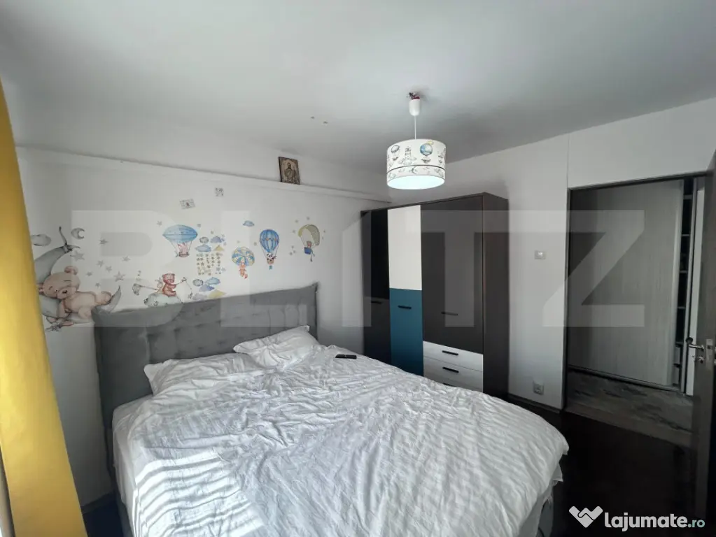 Apartament cu 3 camere, decomandat, centrala si AC, zona Hel