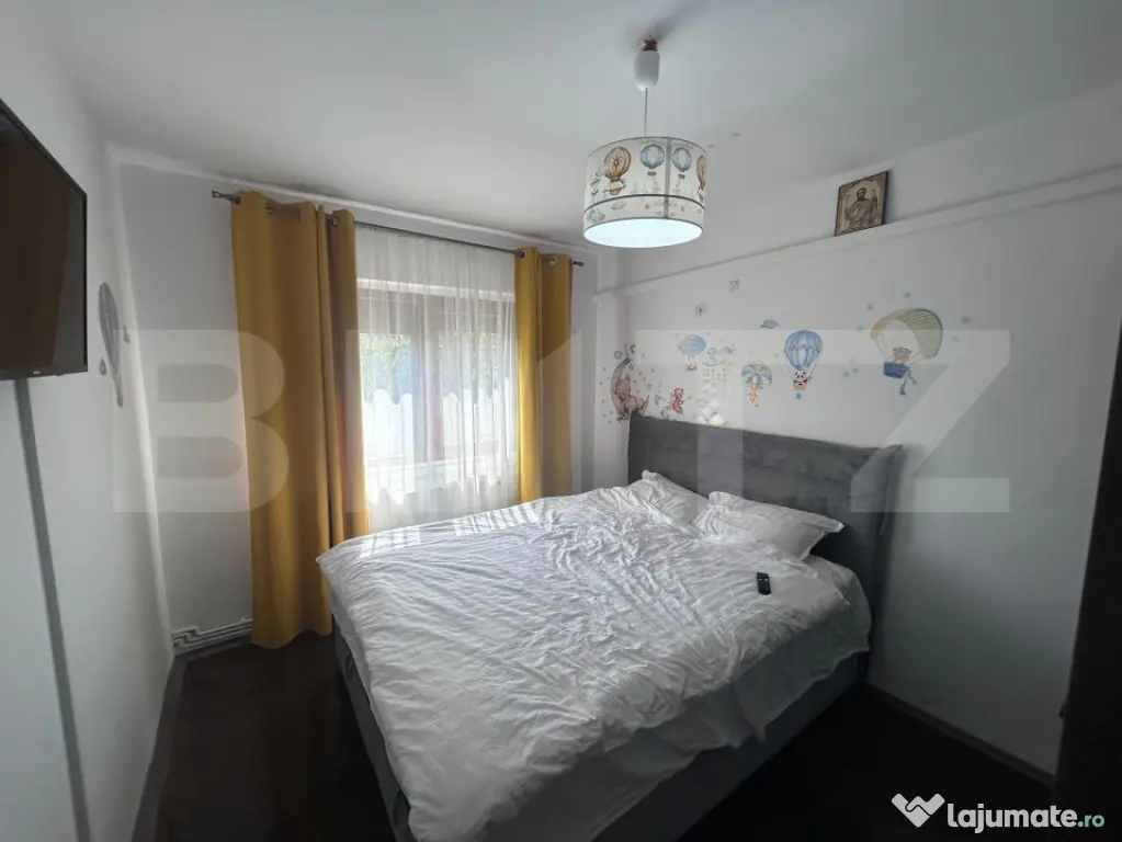 Apartament cu 3 camere, decomandat, centrala si AC, zona Hel