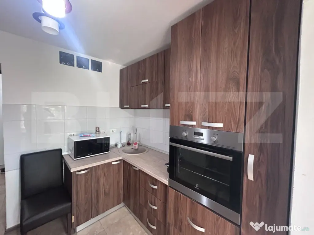 Apartament cu 3 camere, decomandat, centrala si AC, zona Hel