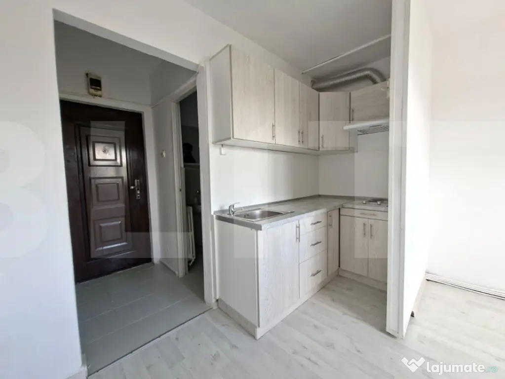 Garsoniera luminoasa cu bucatarie mobilata, renovata, zona S