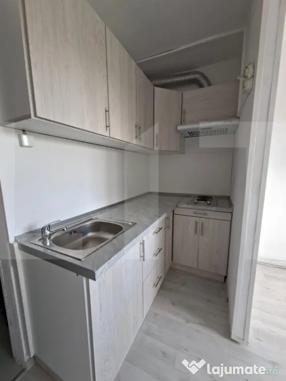 Garsoniera luminoasa cu bucatarie mobilata, renovata, zona S