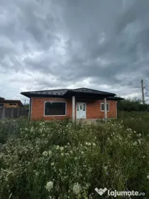 Casă la roșu, 132 mp utili, 5,6 ari, zonă liniștită –