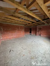 Casă la roșu, 132 mp utili, 5,6 ari, zonă liniștită –