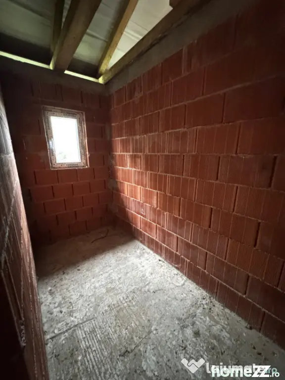 Casă la roșu, 132 mp utili, 5,6 ari, zonă Săcălășeni - Sacalaseni (Maramures)