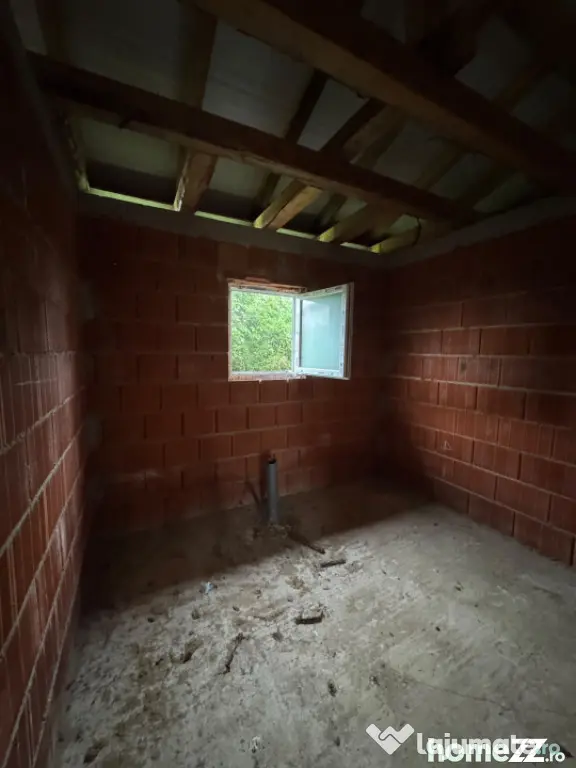 Casă la roșu, 132 mp utili, 5,6 ari, zonă Săcălășeni - Sacalaseni (Maramures)